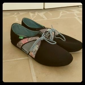 Sanuk sz 9.5 tennis shoes